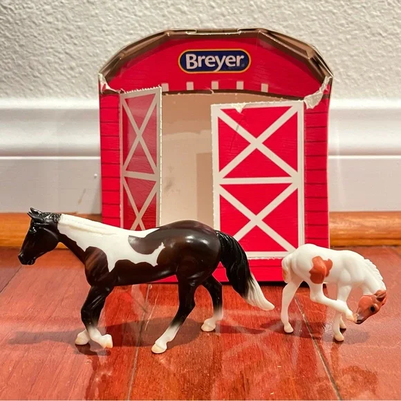 Breyer Horses Mini Stablemate Stable Surprise Mare and Foal Set 1:32 Scale - Picture 2 of 4